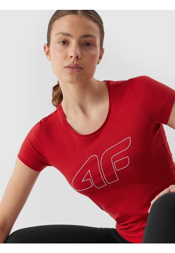 4f - T-shirt regular z nadrukiem damski. Kolor: czerwony. Materiał: bawełna, elastan. Wzór: nadruk