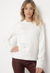 Born2be - Biały Sweter Ozdobiony Cekinami Koralikami i Cyrkoniami w Kształcie Kwiatka Romiella. Okazja: na co dzień. Kolor: biały. Materiał: jeans. Wzór: kwiaty, aplikacja. Styl: elegancki, casual, klasyczny #5