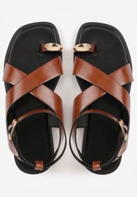 Born2be - Brązowe Sandały Typu Japonki z Metaliczną Ozdobą Meledra. Okazja: na co dzień. Zapięcie: sprzączka. Kolor: brązowy. Materiał: jeans. Wzór: aplikacja. Sezon: lato. Styl: casual, elegancki, klasyczny #7