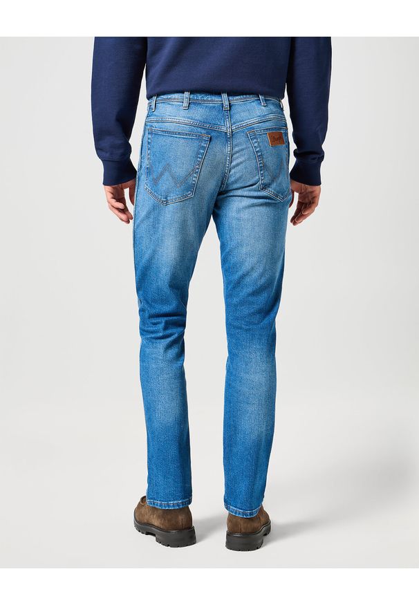 Wrangler - WRANGLER TEXAS SLIM MĘSKIE SPODNIE JEANSOWE JEANSY DŻINSY PRAIRIE BLUE 112356813 W12S017441. Okazja: na co dzień. Stan: podwyższony. Styl: elegancki, casual, vintage, klasyczny