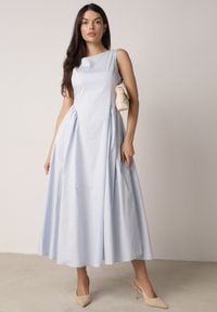 Born2be - Jasnoniebieska Sukienka Bawełniana o Rozkloszowanym Fasonie z Dekoltem Łódką i Kieszeniami Elenira. Typ kołnierza: dekolt w łódkę. Kolor: niebieski. Materiał: bawełna. Typ sukienki: rozkloszowane. Styl: elegancki #2