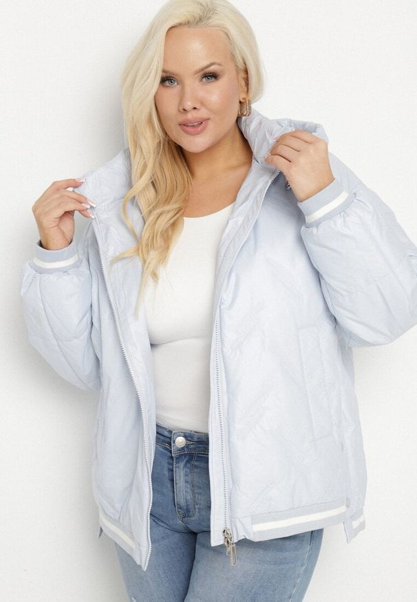 Born2be - Jasnoniebieska Kurtka Pikowana z Odpinanym Kapturem i Ozdobnymi Ściągaczami Dorseli. Okazja: na co dzień. Kolor: niebieski. Materiał: jeans. Wzór: aplikacja. Styl: elegancki, casual