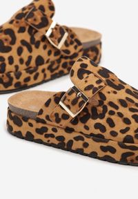 Born2be - Panterkowe Klapki na Grubej Podeszwie w Stylu Chodaków z Klamrą Lilarose. Okazja: na co dzień. Styl: casual #3