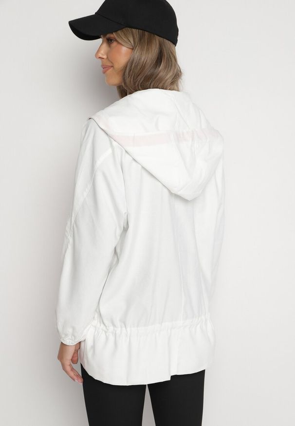 Born2be - Biała Kurtka Jednorzędowa z Bawełną Kapturem i Wstążką Zakończona Ściągaczem Martinis. Okazja: na co dzień. Kolor: biały. Materiał: bawełna. Wzór: aplikacja. Styl: elegancki, klasyczny, casual