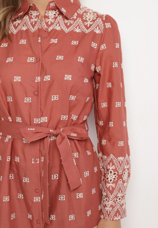 Born2be - Jasnobrązowa Sukienka o Koszulowym Kroju z Wiązanym Paskiem Ozdobiona Haftem Valentirae. Okazja: na co dzień. Kolor: brązowy. Materiał: bawełna. Wzór: aplikacja, haft. Typ sukienki: koszulowe. Styl: casual, klasyczny