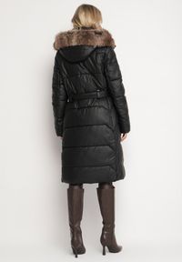 Born2be - Czarno-Brązowa Pikowana Kurtka z Odpinanym Kapturem z Futerkiem Innalisse. Okazja: na co dzień, do pracy, na spotkanie biznesowe. Kolor: czarny. Materiał: futro. Długość rękawa: długi rękaw. Długość: długie. Styl: biznesowy, casual, elegancki #6