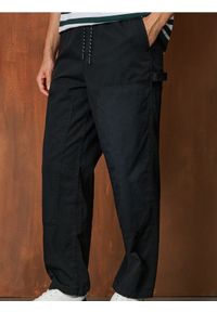 Sinsay - Spodnie straight fit - czarny. Kolor: czarny