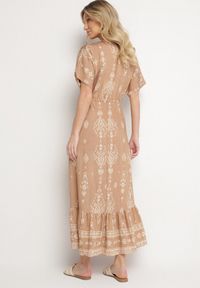 Born2be - Ciemnobeżowa Sukienka Rozkloszowana z Wiskozą w Boho Wzór z Falbaną Turaline. Typ kołnierza: kołnierz z falbankami. Kolor: beżowy. Materiał: wiskoza. Sezon: lato. Typ sukienki: rozkloszowane. Styl: boho #6