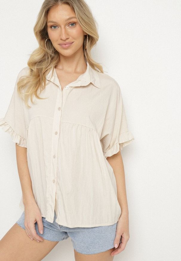 Born2be - Jasnobeżowa Koszula z Wiskozą i Ozdobnymi Falbankami Emeleldi. Okazja: na co dzień. Typ kołnierza: kołnierz z falbankami. Kolor: beżowy. Materiał: wiskoza. Długość rękawa: krótki rękaw. Długość: krótkie. Wzór: aplikacja. Styl: casual, klasyczny