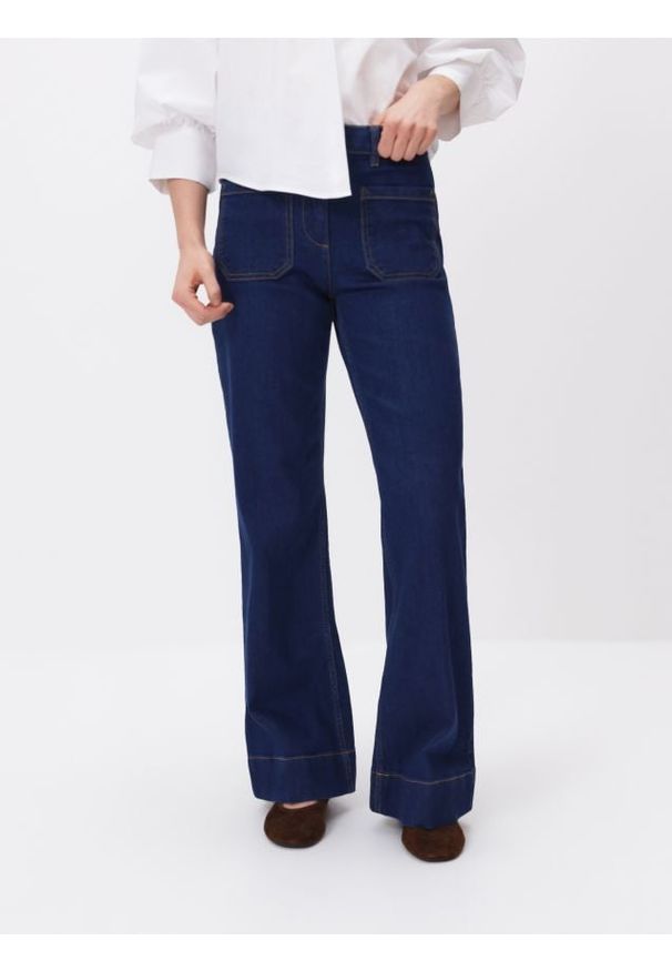 Reserved - Jeansy flare - niebieski. Kolor: niebieski
