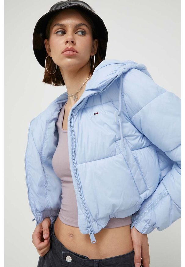 Tommy Jeans kurtka damska kolor niebieski zimowa. Kolor: niebieski. Materiał: włókno, materiał. Sezon: zima