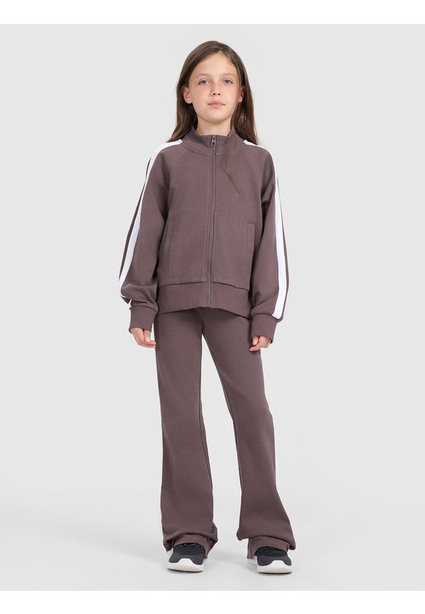 4f - 4F Bluza dresowa rozpinana bez kaptura dziewczęca - brązowa 158 (12-13 lat). Okazja: na co dzień. Typ kołnierza: bez kaptura. Kolor: fioletowy. Materiał: dresówka. Długość rękawa: raglanowy rękaw. Wzór: gładki, ze splotem. Sezon: lato. Styl: sportowy, casual, elegancki