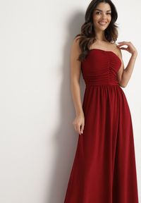 Born2be - Bordowa Sukienka Koktajlowa Bandeau z Wiskozą Ozdobiona Marszczeniem Nalithae. Okazja: na co dzień. Kolor: czerwony. Materiał: wiskoza. Wzór: aplikacja. Styl: wizytowy
