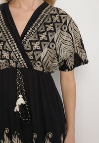 Born2be - Czarna Kopertowa Sukienka z Wiskozy Ozdobiona Frędzlami Redare. Okazja: na co dzień. Typ kołnierza: dekolt w serek. Kolor: czarny. Materiał: wiskoza. Wzór: aplikacja. Typ sukienki: kopertowe. Styl: casual, klasyczny, boho #6