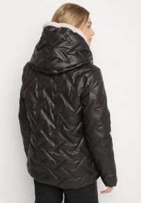 Born2be - Czarno-Beżowa Pikowana Kurtka o Prostym Kroju z Kapturem Avilerie. Okazja: na co dzień. Typ kołnierza: kaptur. Kolekcja: plus size. Kolor: czarny. Materiał: jeans. Styl: casual, elegancki #4