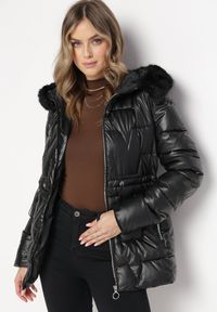 Born2be - Czarna Pikowana Kurtka z Kapturem z Futerkiem Flavara. Typ kołnierza: kaptur. Kolor: czarny. Materiał: futro #2