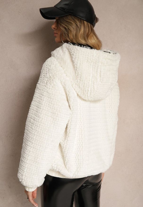 Renee - Biała Kurtka z Futerkiem Kapturem i Ściągaczami Deolie. Okazja: na co dzień. Kolor: biały. Materiał: futro. Długość rękawa: długi rękaw. Długość: długie. Styl: casual, elegancki, sportowy