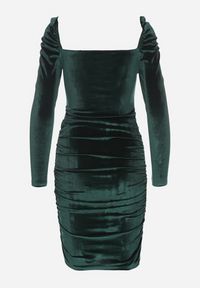 Born2be - Zielona Dopasowana Welurowa Sukienka Ozdobiona Marszczeniem Sopaliae. Kolor: zielony. Materiał: welur. Długość rękawa: długi rękaw. Wzór: aplikacja. Styl: klasyczny #2