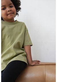 Marsala - MINI t-shirt oversize w kolorze OLIVE BRANCH- GOBI-92-98 (2-3). Kolor: oliwkowy. Materiał: elastan, bawełna. Długość: krótkie. Styl: elegancki