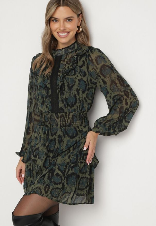 Born2be - Zielona Rozkloszowana Sukienka ze Stójką i Falbankami w Panterkowy Wzór Labinora. Okazja: na co dzień. Typ kołnierza: kołnierzyk stójkowy, kołnierz z falbankami. Kolor: zielony. Styl: elegancki, casual, wizytowy
