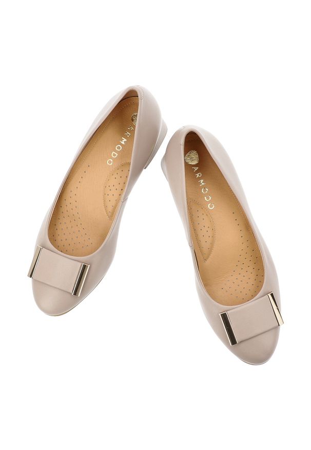 Czółenka damskie Armodo, cholewka skóra naturalna gładka klasyczny fason stabilny obcas metalowa ozdoba z przodu jednolita forma miękkie wykończenie. Kolor: beżowy. Materiał: skóra. Szerokość cholewki: normalna. Wzór: gładki, jednolity, aplikacja. Obcas: na obcasie. Styl: klasyczny. Wysokość obcasa: średni