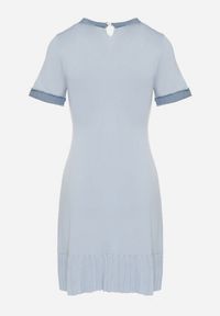 Born2be - Niebieska Dzianinowa Sukienka z Wiskozą Zdobiona Guzikami i Falbanką Natifelea. Okazja: na co dzień, na spotkanie biznesowe, do pracy. Kolor: niebieski. Materiał: dzianina, wiskoza. Długość rękawa: krótki rękaw. Wzór: aplikacja. Typ sukienki: proste. Styl: biznesowy, klasyczny, elegancki, casual #4