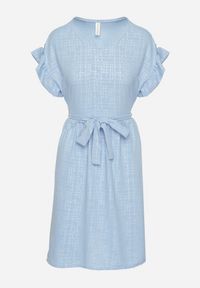 Born2be - Jasnoniebieska Sukienka Ozdobiona Falbankami i Paskiem Izulira. Typ kołnierza: kołnierz z falbankami. Kolor: niebieski. Wzór: aplikacja. Styl: elegancki #2