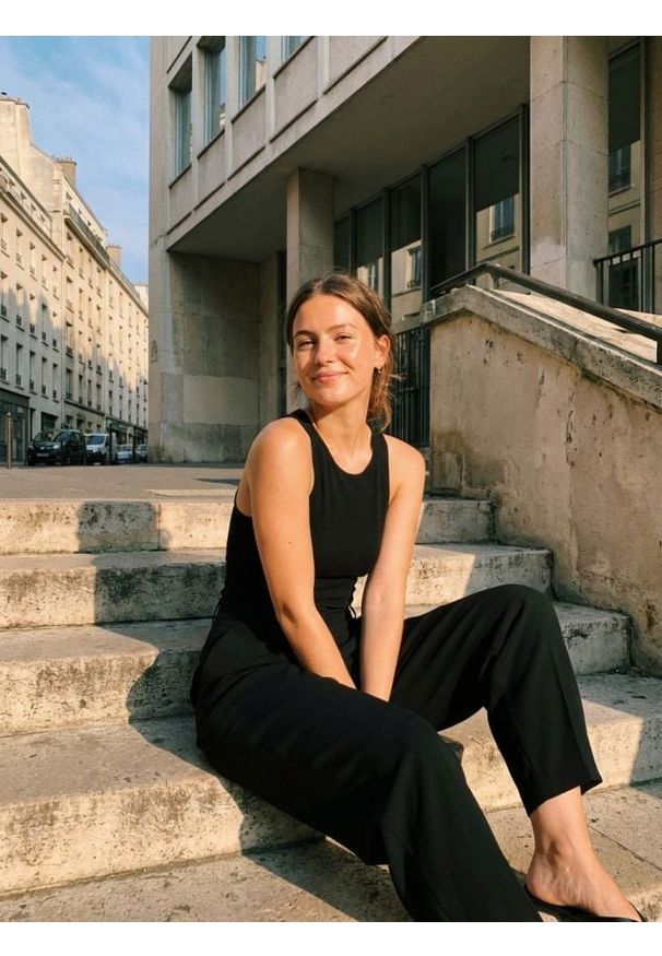 Sinsay - Spodnie materiałowe barrel z zakładkami - czarny. Kolor: czarny. Materiał: materiał