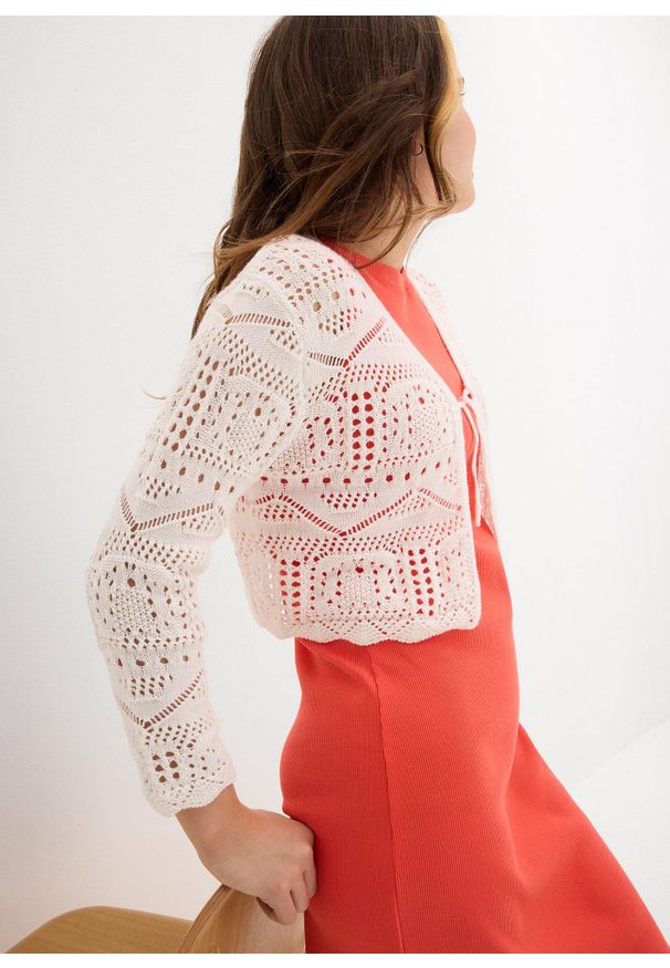 bonprix - Bolerko z haftem i rękawami 3/4. Kolor: biały. Materiał: dzianina. Wzór: haft