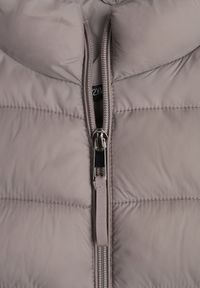 Born2be - Beżowa Pikowana Kamizelka Przejściowa ze Stójką Edanwen. Typ kołnierza: kołnierzyk stójkowy. Kolekcja: plus size. Kolor: beżowy. Materiał: jeans, nylon. Styl: klasyczny #2