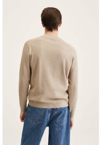 Mango Man Sweter męski kolor transparentny lekki. Okazja: na co dzień. Kolor: beżowy. Materiał: włókno. Długość rękawa: długi rękaw. Długość: długie. Styl: casual