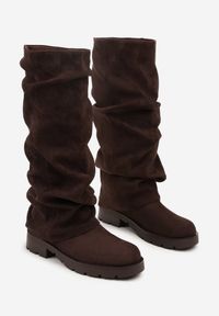 Renee - Ciemnobrązowe Marszczone Kozaki z Cholewką Imitującą Nogawkę Nalomassa. Kolor: brązowy. Materiał: jeans. Szerokość cholewki: normalna #4