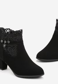 Born2be - Czarne Botki Ozdobione Ażurową Koronką i Zawieszką Crezella. Nosek buta: okrągły. Zapięcie: zamek. Kolor: czarny. Materiał: koronka. Wzór: ażurowy, aplikacja, koronka. Sezon: jesień, zima. Obcas: na obcasie. Styl: klasyczny. Wysokość obcasa: średni #5