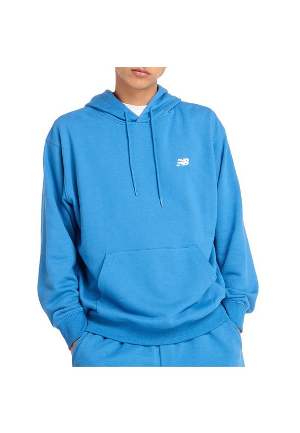 Bluza New Balance MT41508BEU - niebieska. Okazja: na co dzień. Kolor: niebieski. Materiał: dresówka, bawełna, tkanina, poliester. Wzór: aplikacja. Styl: klasyczny, casual