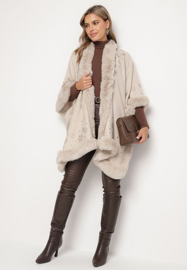 Born2be - Jasnobeżowe Ponczo z Wełną Ozdobione Futerkiem i Wzorami z Cyrkonii Issalla. Okazja: na co dzień, na spacer. Kolor: beżowy. Materiał: futro, wełna. Wzór: aplikacja. Styl: elegancki, klasyczny, casual