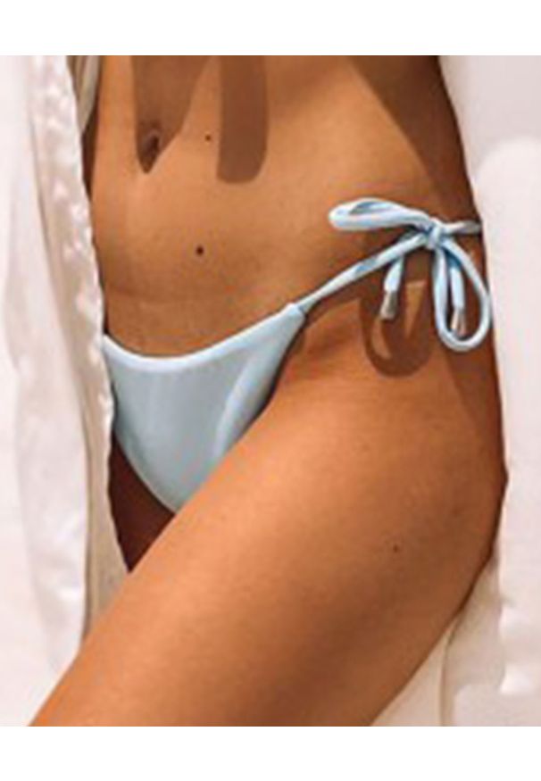 SUSAN SWIMWEAR - Dół od bikini Baby Blue. Stan: obniżony. Kolor: niebieski. Materiał: tkanina, satyna