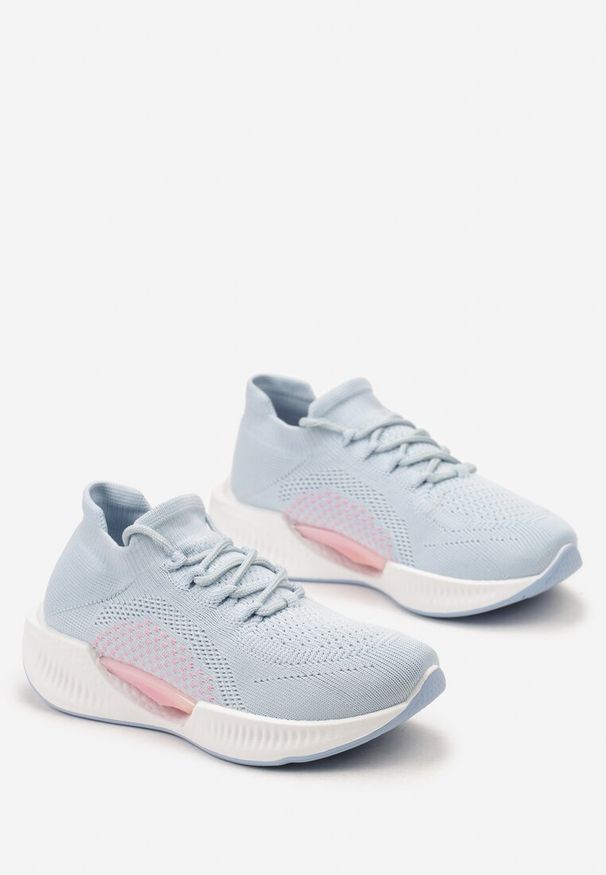 Born2be - Niebieskie Wsuwane Buty Sportowe z Siateczki z Ozdobną Wstawką na Podeszwie Winnstona. Nosek buta: okrągły. Zapięcie: bez zapięcia. Kolor: niebieski. Materiał: materiał. Obcas: na obcasie. Wysokość obcasa: niski