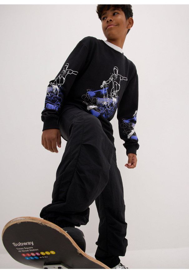 bonprix - Bluza chłopięca z bawełny organicznej. Kolor: czarny. Materiał: bawełna. Wzór: nadruk