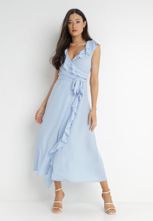 Born2be - Jasnoniebieska Sukienka Mellothee. Okazja: na imprezę. Typ kołnierza: kołnierz z falbankami. Kolor: niebieski. Materiał: materiał. Typ sukienki: kopertowe. Styl: wizytowy, elegancki. Długość: midi