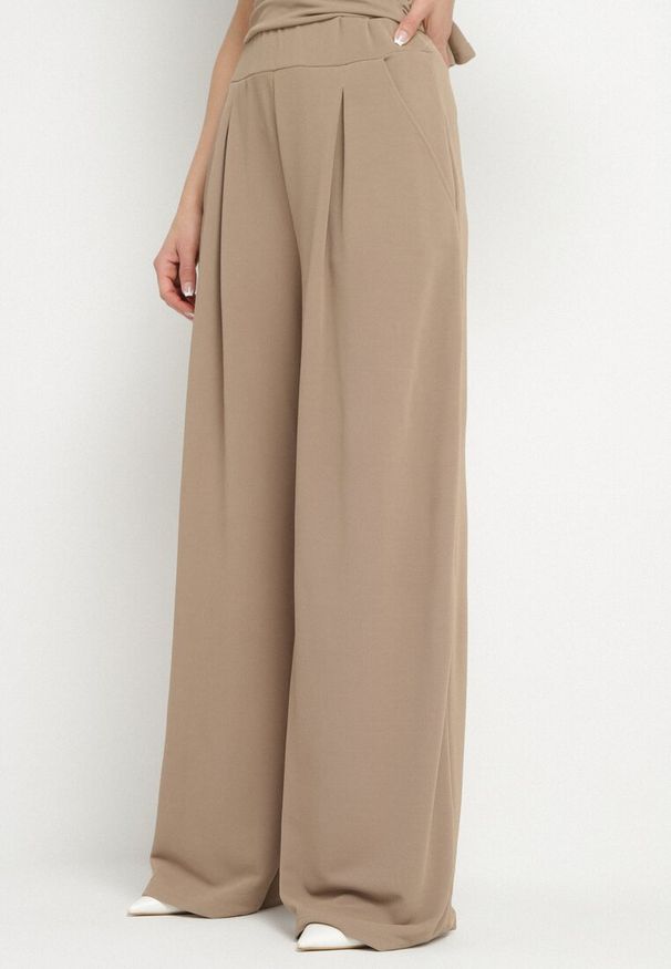 Born2be - Jasnobrązowy Komplet Asymetryczna Bluzka z Marszczeniem i Szerokie Spodnie Filuriela. Kolor: brązowy