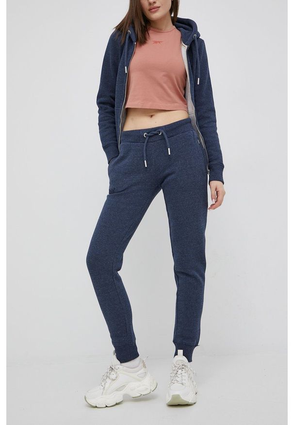 Superdry spodnie dresowe damskie kolor granatowy gładkie. Kolor: niebieski. Materiał: dresówka. Wzór: gładki