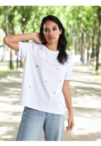 Sinsay - Koszulka z haftem - biały. Kolor: biały. Materiał: bawełna. Długość rękawa: krótki rękaw. Długość: krótkie. Wzór: haft #1