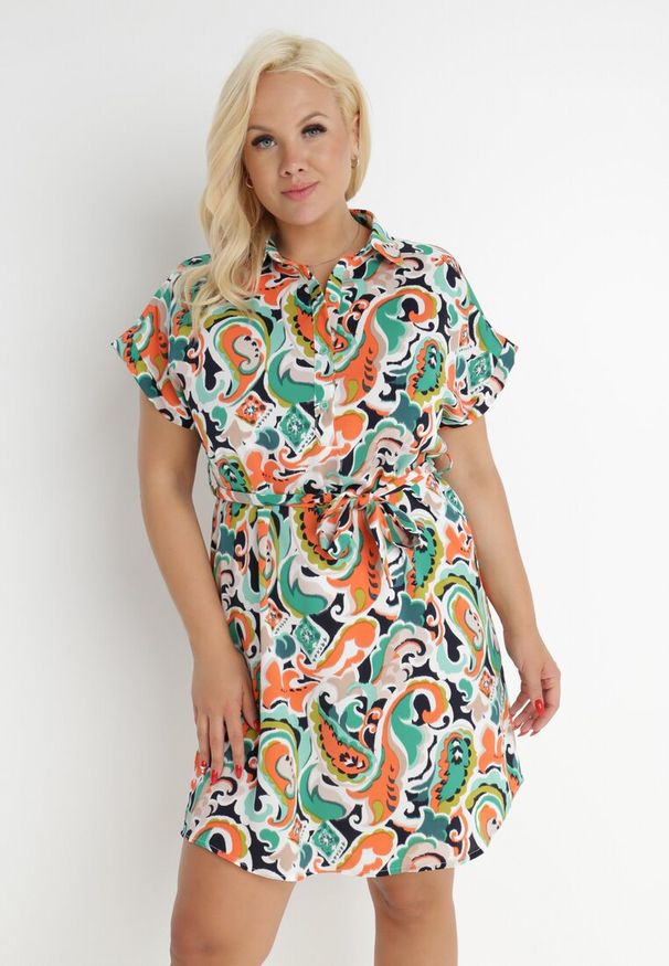 Born2be - Pomarańczowo-Zielona Sukienka z Paskiem Nennira. Typ kołnierza: kolnierz wykładany. Kolekcja: plus size. Kolor: pomarańczowy. Materiał: materiał, tkanina. Długość rękawa: krótki rękaw. Wzór: kolorowy. Typ sukienki: dla puszystych. Długość: mini