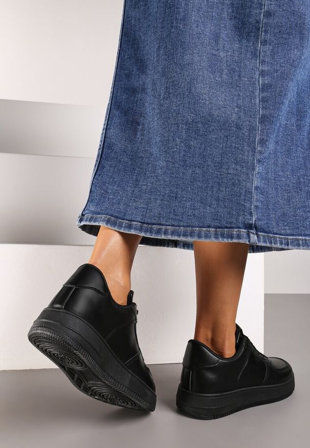Born2be - Czarne Sneakersy z Perforacją na Nosku Elletia. Okazja: na spotkanie biznesowe, na co dzień. Zapięcie: sznurówki. Kolor: czarny. Materiał: jeans, bawełna, materiał