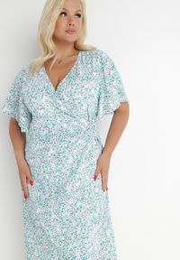 Born2be - Biało-Zielona Sukienka Kharare. Kolekcja: plus size. Kolor: biały. Wzór: kolorowy. Typ sukienki: dla puszystych, kopertowe. Długość: midi #2