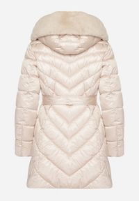 Born2be - Beżowa Pikowana Kurtka z Wiązanym Paskiem i Kapturem z Futerkiem Fenama. Okazja: na spacer, na co dzień. Kolor: beżowy. Materiał: futro. Styl: casual, elegancki