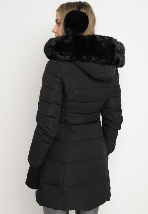 Born2be - Czarna Pikowana Kurtka z Kapturem i Futerkiem z Możliwością Odpięcia Taralina. Okazja: na spacer, na co dzień. Typ kołnierza: kaptur. Kolor: czarny. Materiał: futro. Styl: casual, klasyczny