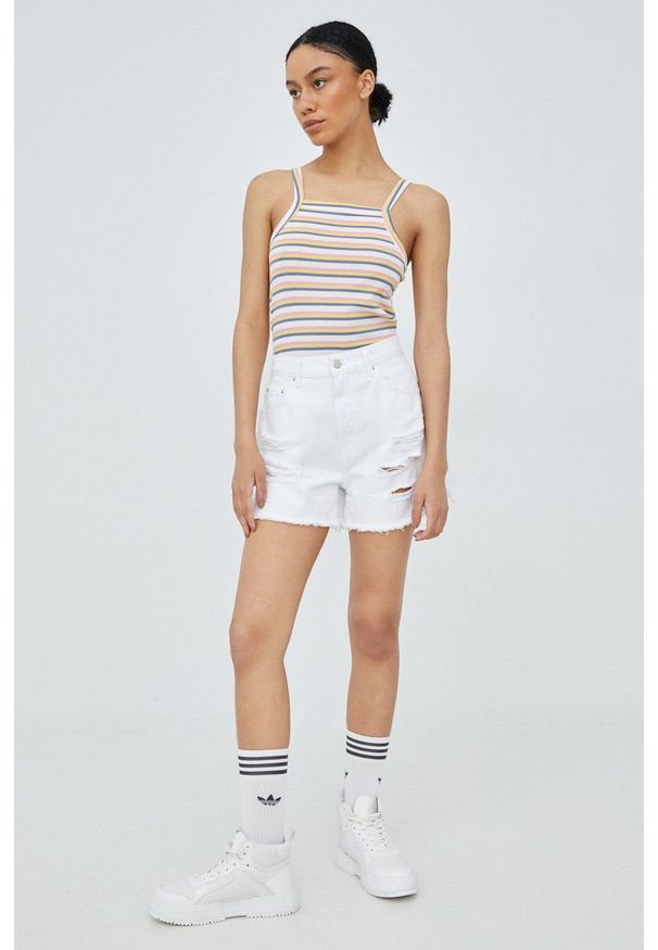 only - Only szorty jeansowe damskie kolor biały gładkie high waist. Okazja: na co dzień. Stan: podwyższony. Kolor: biały. Materiał: jeans. Wzór: gładki. Styl: casual