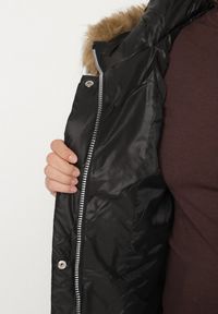 Born2be - Czarna Kurtka z Asymetrycznym Pikowaniem i Kapturem z Futerkiem Ruvita. Okazja: na co dzień. Typ kołnierza: golf. Kolekcja: plus size. Kolor: czarny. Materiał: futro. Styl: casual #5