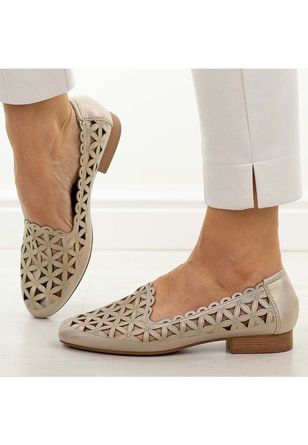 Złote ażurowe półbuty damskie Jezzi Asa222-15. Okazja: na co dzień. Kolor: złoty. Szerokość cholewki: normalna. Wzór: ażurowy. Materiał: skóra. Sezon: wiosna, jesień, lato. Obcas: na obcasie. Styl: casual, elegancki, klasyczny. Wysokość obcasa: niski